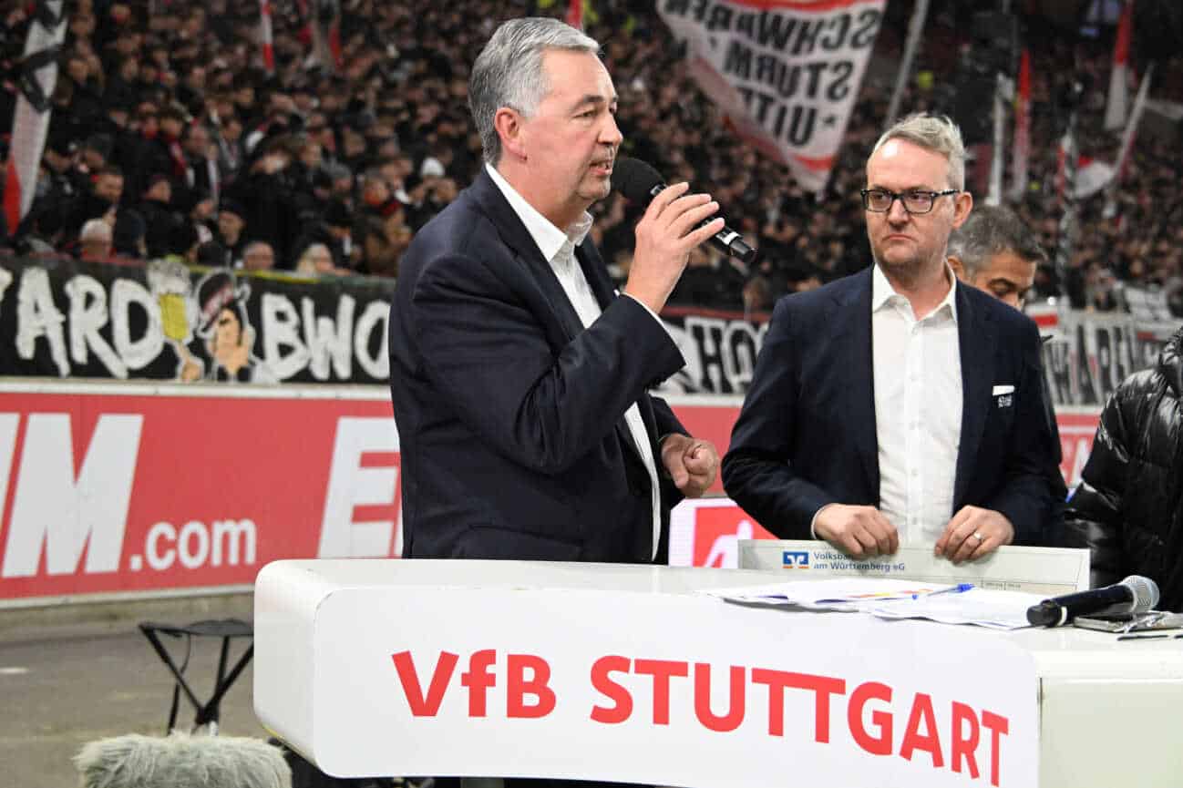 10112024-xsltx-fussball-1bundesliga-vfb-1053647803 10.11.2024, xsltx, Fussball 1.Bundesliga, VfB Stuttgart - Eintracht Frankfurt emspor, v.l. Vorstandsvorsitzender Alexander Wehrle (VfB Stuttgart) Interimspräsident Dietmar Allgaier (DFL DFB REGULATIONS PROHIBIT ANY USE OF PHOTOGRAPHS as IMAGE SEQUENCES and or QUASI-VIDEO) Stuttgart