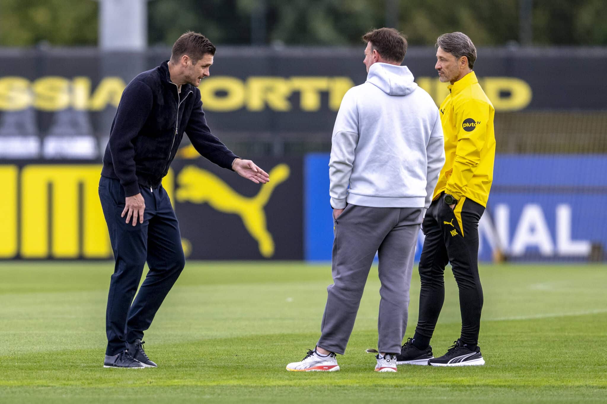 24082025-fuballffentliches-training-on-borussia-1065509205 24.08.2025: Fußball:Öffentliches Training on Borussia Dortmund. Sebastian Kehl (l-r), Sportpsychologe Philipp und Trainer Niko Kovac (Borussia Dortmund) sprechen. *** 24 08 2025 Football Public training session on Borussia Dortmund Sebastian Kehl l r , sports psychologist Philipp and coach Niko Kovac Borussia Dortmund talk Copyright: xDavidxInderliedx
