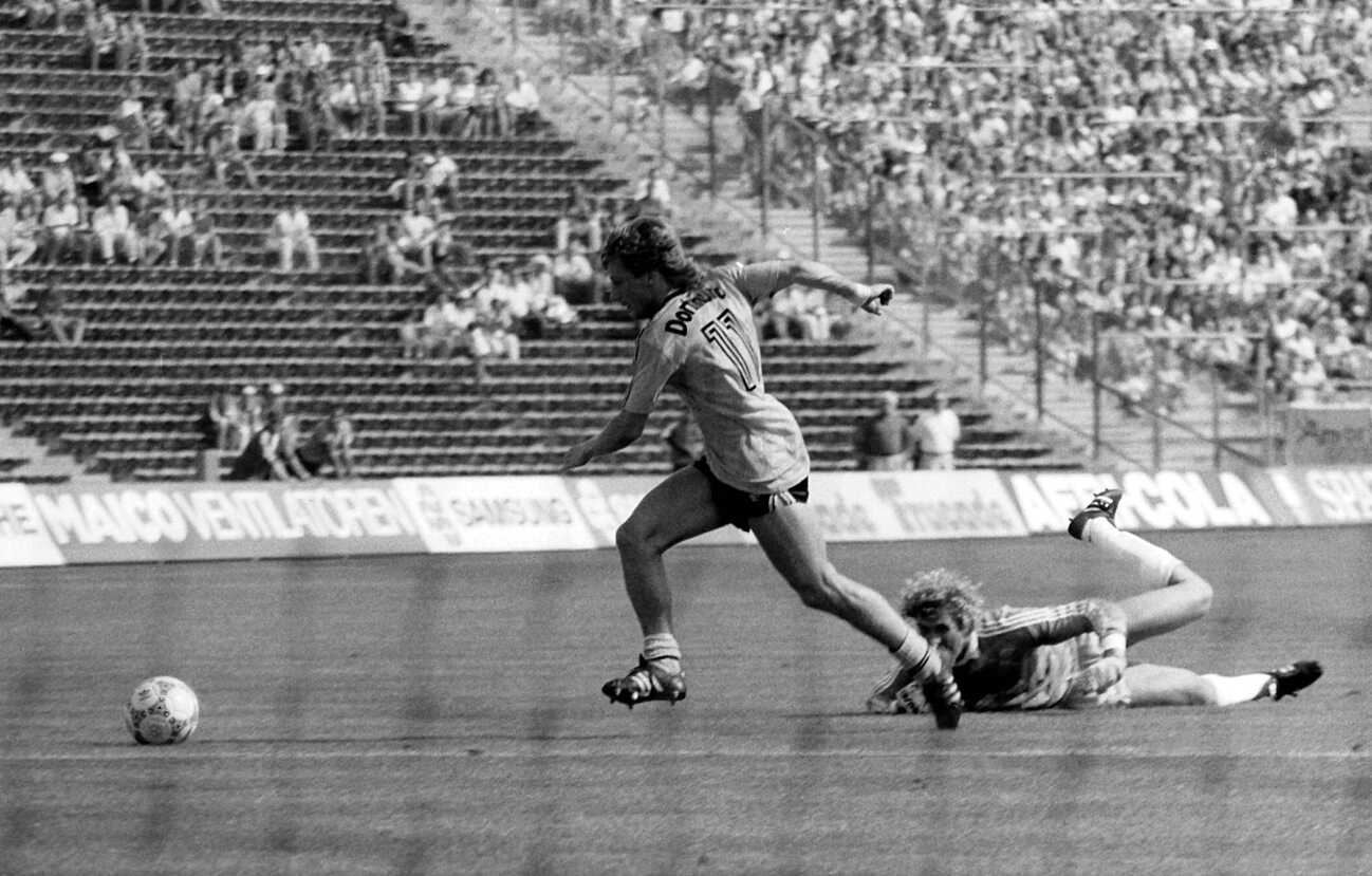 frank-mill-bvb-hat-torwart-400565 Frank Mill (BVB) hat Torwart Jean-Marie Pfaff (Bayern) ausgespielt - scheitert jedoch anschließend am leeren Tor Fußball 1. BL Herren Saison 1986 1987, FC Bayern München - Borussia Dortmund 2:2 Gruppe Olympiastadion München Dynamik,