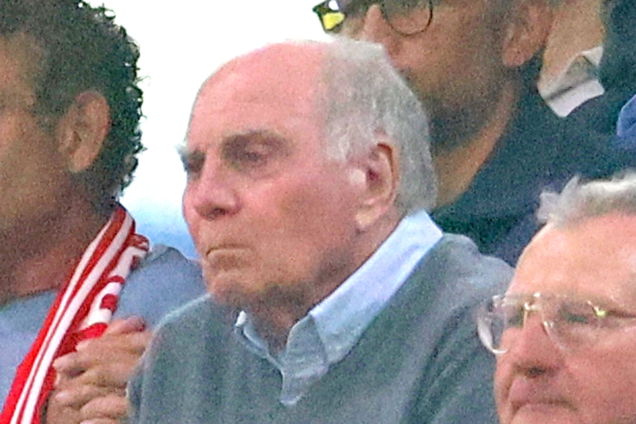 ehrenpraesident-ulrich-uli-hoene-fcb-1065559394 Ehrenpraesident, Ulrich, Uli Hoeneß (FCB) verfolgt das Spiel, Porträt, Portrait, Fussball 1. BL FC Bayern München - RB Leipzig 22.08.2025 Allianz Arena FOTO: Mladen Lackovic LakoPress *** Honorary President, Ulrich, Uli Hoeneß FCB follows the game, Portrait, Portrait, Football 1 BL FC Bayern Munich RB Leipzig 22 08 2025 Allianz Arena PHOTO Mladen Lackovic LakoPress