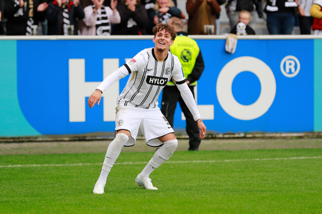 27092025-xpfrx-fussball-2bundesliga-sv-1066986400 27.09.2025, xpfrx, Fussball 2.Bundesliga, SV Elversberg - Holstein Kiel v.l. Torjubel nach dem Tor zum celebrating the goal celebrate 1:0 durch Otto Emerson Stange (SV Elversberg) (DFL DFB REGULATIONS PROHIBIT ANY USE OF PHOTOGRAPHS as IMAGE SEQUENCES and or QUASI-VIDEO) Elversberg *** 27 09 2025, xpfrx, Fußball 2 Bundesliga, SV Elversberg Holstein Kiel v l Torjubel nach dem Tor zum celebrating the goal celebrate 1 0 durch Otto Emerson Stange SV Elversberg DFL DFB REGULATIONS PROHIBIT ANY USE OF PHOTOGRAPHS as IMAGE SEQUENCES and or QUASI VIDEO Elversberg