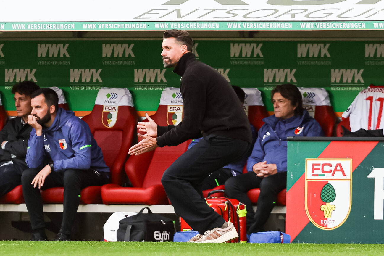 sandro-wagner-fc-augsburg-cheftrainer-1068213693 Sandro Wagner (FC Augsburg, Cheftrainer) mit Gestiken am Spielfeldrand GER, FC Augsburg vs. RB Leipzig, 1.Bundesliga Fussball, 08. Spieltag, Saison 2025 2026, 25.10.2025 DFB DFL REGULATIONS PROHIBIT ANY USE OF PHOTOGRAPHS AS IMAGE SEQUENCES AND OR QUASI-VIDEO GER, FC Augsburg vs. RB Leipzig, 1.Bundesliga Fussball, 08. Spieltag, Saison 2025 2026, 25.10.2025 Augsburg *** Sandro Wagner FC Augsburg, Head coach with gestures on the sidelines GER, FC Augsburg vs RB Leipzig, 1 Bundesliga Soccer, Matchday 08, Season 2025 2026, 25 10 2025 DFB DFL REGULATIONS PROHIBIT ANY USE OF PHOTOGRAPHS AS IMAGE SEQUENCES AND OR QUASI VIDEO GER, FC Augsburg vs RB Leipzig, 1 Bundesliga Soccer, Matchday 08, Season 2025 2026, 25 10 2025 Augsburg Copyright: xEibner-Pressefoto RogerxBuerkex EP_RBE