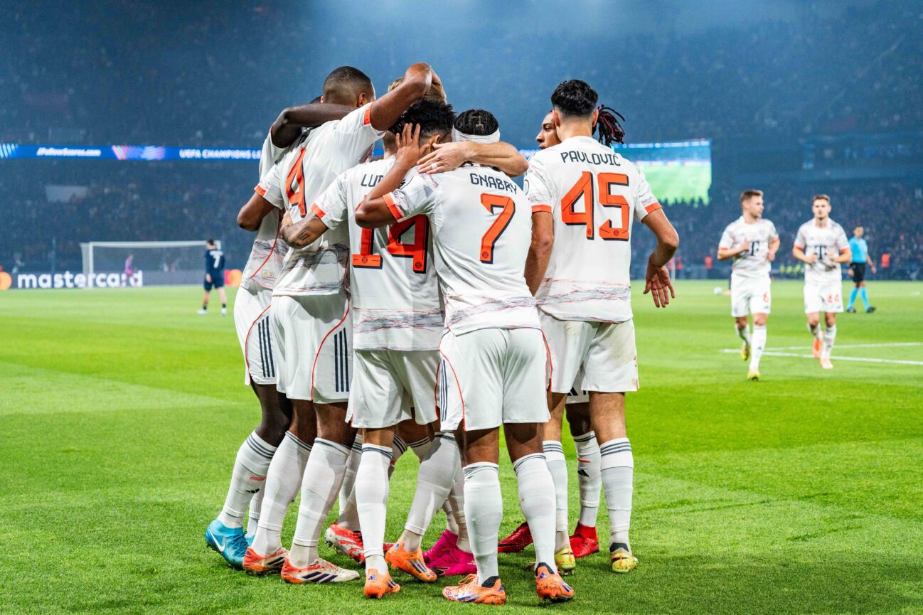 04112025-paris-saint-germain-vs-fc-1068755373 04.11.2025, Paris Saint-Germain vs. FC Bayern München, UEFA Champions League, 04. Spieltag Tor zum 0:1 durch Luis Diaz (FC Bayern München, 14) hier im Jubel mit Dayot Upamecano (FC Bayern Muenchen, 2) Harry Kane (FC Bayern Muenchen, 9) Serge Gnabry (FC Bayern Muenchen, 7) Aleksandar Pavlovic (FC Bayern Muenchen, 45) *** 04 11 2025, Paris Saint Germain vs FC Bayern Munich, UEFA Champions League, 04 Matchday Goal for 0 1 by Luis Diaz FC Bayern Munich, 14 here celebrating with Dayot Upamecano FC Bayern Munich, 2 Harry Kane FC Bayern Munich, 9 Serge Gnabry FC Bayern Munich, 7 Aleksandar Pavlovic FC Bayern Munich, 45 Copyright: xBahhoxKarax