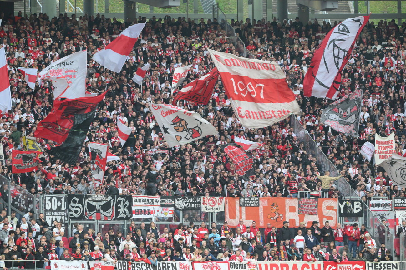 Fans des VfB Stuttgart. RB Leipzig vs. VfB Stuttgart, Fussball, 1. Bundesliga, 9. Spieltag, Saison 2025 2026, 01.11.2025 DFB DFL REGULATIONS PROHIBIT ANY USE OF PHOTOGRAPHS AS IMAGE SEQUENCES AND OR QUASI-VIDEO RB Leipzig vs. VfB Stuttgart, Fussball, 1. Bundesliga, 9. Spieltag, Saison 2025 2026, 01.11.2025 Leipzig *** Fans of VfB Stuttgart RB Leipzig vs VfB Stuttgart, Football, 1 Bundesliga, Matchday 9, Season 2025 2026, 01 11 2025 DFB DFL REGULATIONS PROHIBIT ANY USE OF PHOTOGRAPHS AS IMAGE SEQUENCES AND OR QUASI VIDEO RB Leipzig vs VfB Stuttgart, Football, 1 Bundesliga, Matchday 9, Season 2025 2026, 01 11 2025 Leipzig Copyright: xEibner-Pressefoto BertxHarzerx EP_BHR