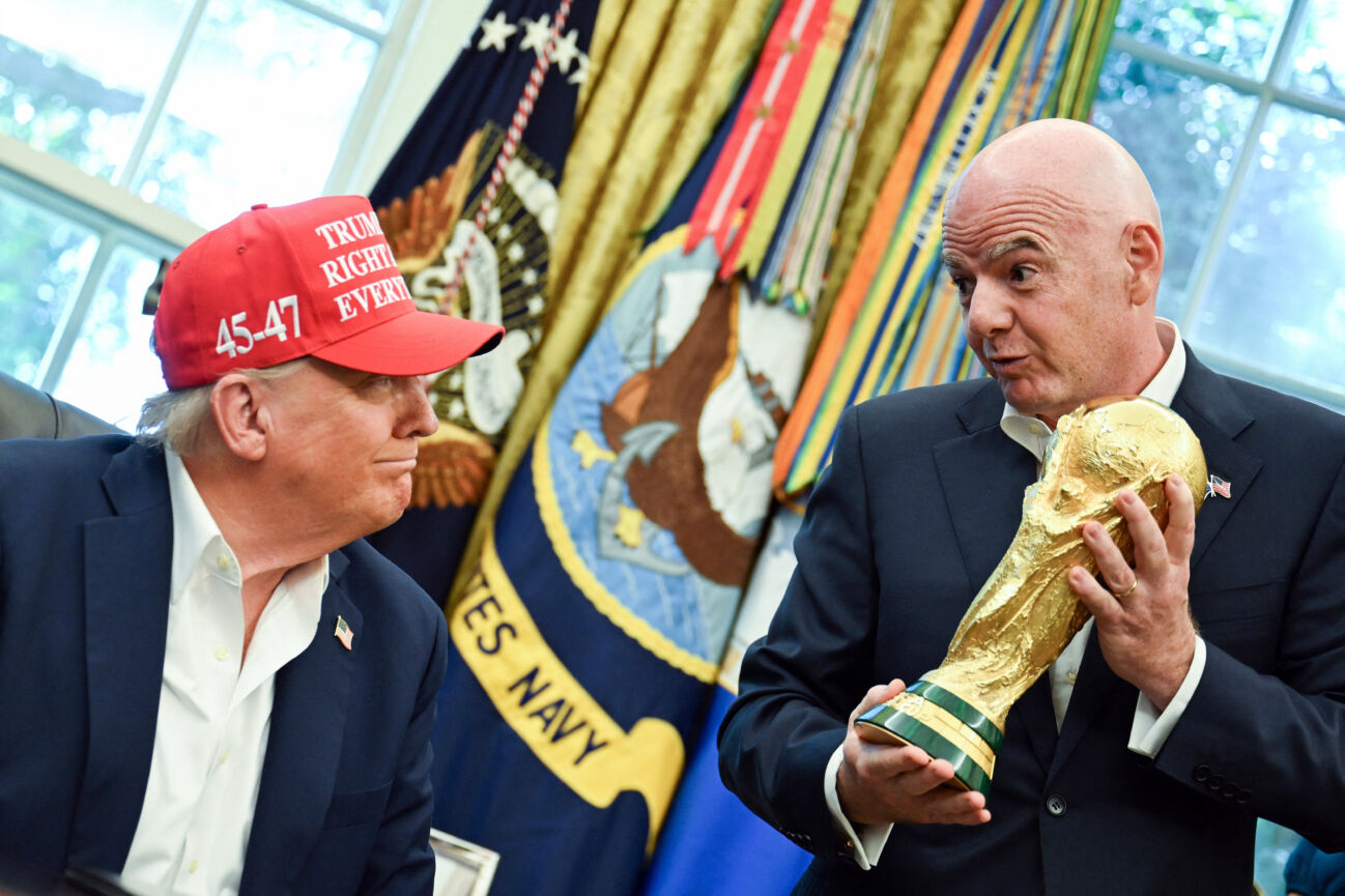 president-donald-trump-announces-2026-831178745 President Donald Trump Announces 2026 World Cup Draw FIFA President Gianni Infantino hands President Donald Trump the FIFA World Cup trophy after announcing the 2026 World Cup draw will be held at the Kennedy Center in December in the Oval Office of the White House in Washington, DC on Friday, August 22, 2025. The FIFA World Cup, coming to North America next summer will be the first World Cup with three host countries in the U.S., Canada and Mexico, and it will be the first to feature a 48-team field. Photo by Annabelle Gordon Pool ABACAPRESS.COM WASHINGTON DC United States PUBLICATIONxNOTxINxFRAxUK Copyright: xPool ABACAx