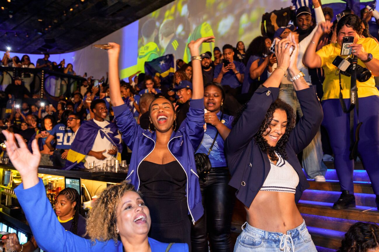 sport-bilder-des-tages-fuball-1069356527 Sport Bilder des Tages Fußball, WM Quali, Menschen in Rotterdam bejubeln das Nationalteam von Curacao ROTTERDAM - Curacao football fans watch the final qualifying match for the FIFA World Cup, WM, Weltmeisterschaft, Fussball in a Rotterdam cafe. ANP MARCO VAN DER CAAIJ netherlands out - belgium out Rotterdam xVIxxIVx 542474458 originalFilename: 542474458.jpg