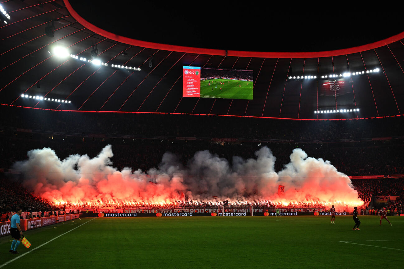 09.12.2025, xjrdrx, Fussball UEFA Champions League, FC Bayern Muenchen - Sporting Lissabon v.l. Bayern Muenchen München, Fans, Stimmung, Schals, Emotionen, Zuschauer, Besucher, Ultras, Schickeria zuenden Pyrotechnik, Benglos, Rauch, Nebel, Feuerwerk (DFL DFB REGULATIONS PROHIBIT ANY USE OF PHOTOGRAPHS as IMAGE SEQUENCES and or QUASI-VIDEO) Muenchen *** 09 12 2025, xjrdrx, Football UEFA Champions League, FC Bayern Muenchen Sporting Lissabon v l Bayern Muenchen München, Fans, Atmosphere, Scarves, Emotions, Spectators, Visitors, Ultras, Schickeria zuenden Pyrotechnics, Benglos, Smoke, Fog, Fireworks DFL DFB REGULATIONS PROHIBIT ANY USE OF PHOTOGRAPHS as IMAGE SEQUENCES and or QUASI VIDEO Muenchen