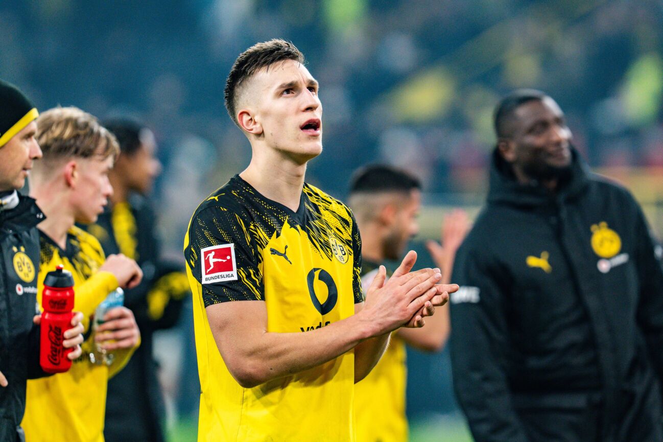 19122025-borussia-dortmund-vs-borussia-1070509124 19.12.2025, Borussia Dortmund vs. Borussia Mönchengladbach, 1. Bundesliga, 15. Spieltag Nico Schlotterbeck (Borussia Dortmund, 4) Wichtiger Hinweis: Gemaess den Vorgaben der DFL Deutsche Fussball Liga bzw. des DFB Deutscher Fussball-Bund ist es untersagt, in dem Stadion und oder vom Spiel angefertigte Fotoaufnahmen in Form von Sequenzbildern und oder videoaehnlichen Fotostrecken zu verwerten *** 19 12 2025, Borussia Dortmund vs Borussia Mönchengladbach, 1 Bundesliga, 15 Matchday Nico Schlotterbeck Borussia Dortmund, 4 Important note According to the regulations of the DFL German Football League and the DFB German Football Association, it is prohibited to use photographs taken in the stadium and or of the match in the form of sequential images and or video-like photo series Copyright: xBahhoxKarax