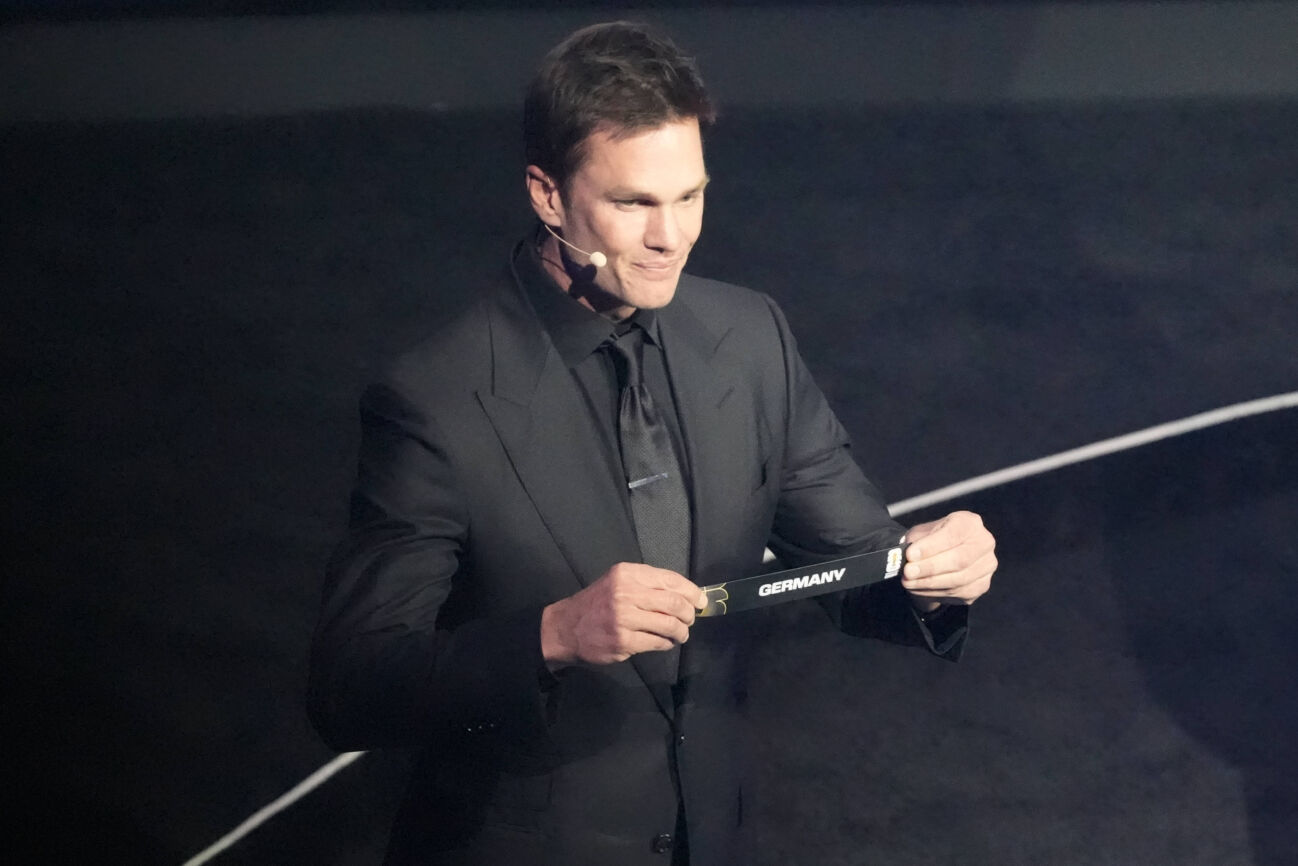 nfl-american-football-herren-usa-1069951102 NFL, American Football Herren, USA Legende Tom Brady zieht aas Los von Deutschland als Gruppenkopf von Gruppe E - Washington 05.12.2025: Weltmeisterschafts-Auslosung 2026, World Cup 2026 Final Draw, John F Kennedy Center *** NFL legend Tom Brady draws Germanys ticket to head Group E Washington 05 12 2025 World Cup Draw 2026, World Cup 2026 Final Draw, John F Kennedy Center