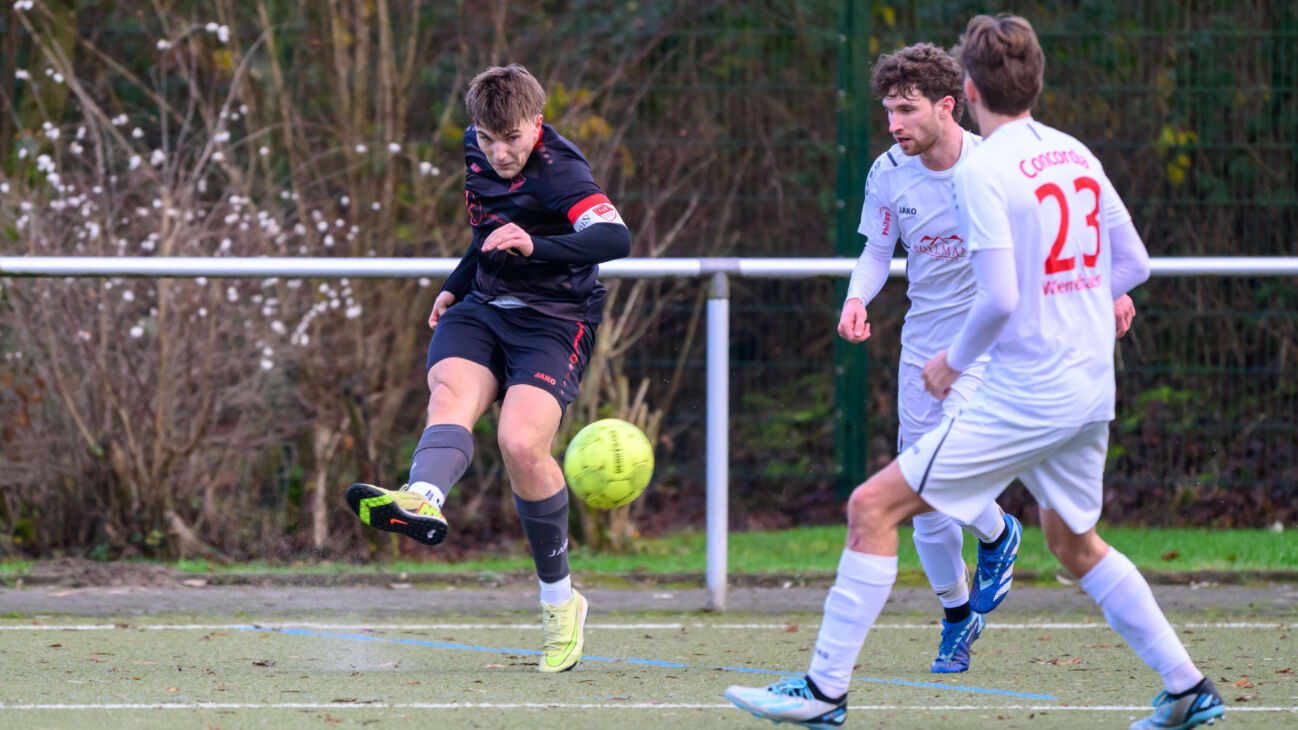 RECORD DATE NOT STATED Kreisliga A2: TuS Stockum - Concordia Wiemelhausen II ** NUR FÜR REDAKTIONELLE ZWECKE ** EDITORIAL USE ONLY **Julian Phil Zöllner, am Ball, spielt am Sonntag, 14.12.2025, in Witten für den TuS Stockum. In der Kreisliga A2 verlor der TuS Stockum gegen Concordia Wiemelhausen II mit 0:2. Deutschland NRW Witten Copyright: RainerxRaffalski *** Kreisliga A2 TuS Stockum Concordia Wiemelhausen II FOR EDITORIAL PURPOSES ONLY EDITORIAL USE ONLY p Julian Phil Zöllner, on the ball, plays for TuS Stockum in Witten on Sunday, 14 12 2025 TuS Stockum lost to Concordia Wiemelhausen II 0 2 Germany NRW Witten Copyright RainerxRaffalski Copyright: RainerxRaffalski doc83ourjqb62ac7gd0dzb ,EDITORIAL USE ONLY