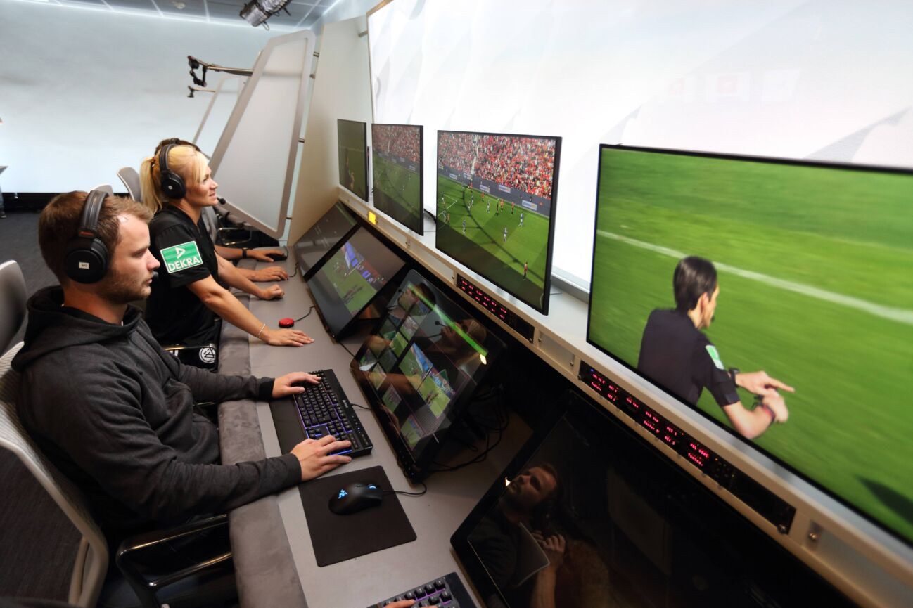 video-assist-arbeitsplaetze-video-assistent-medienworkshop-41557501 VIDEO ASSIST ARBEITSPLAETZE VIDEO-ASSISTENT MEDIENWORKSHOP UND PRAESENTATION DES VIDEO-ASSIST CENTER KOELN PUBLICATIONxNOTxINxUSA